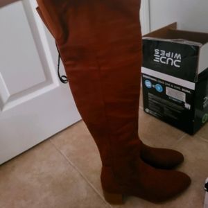 Knee high boots with pointed toe